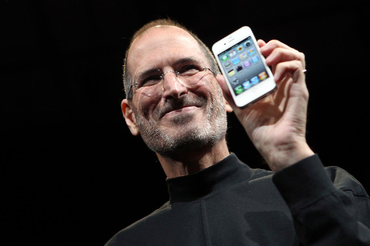 Steve Jobs met een iphone