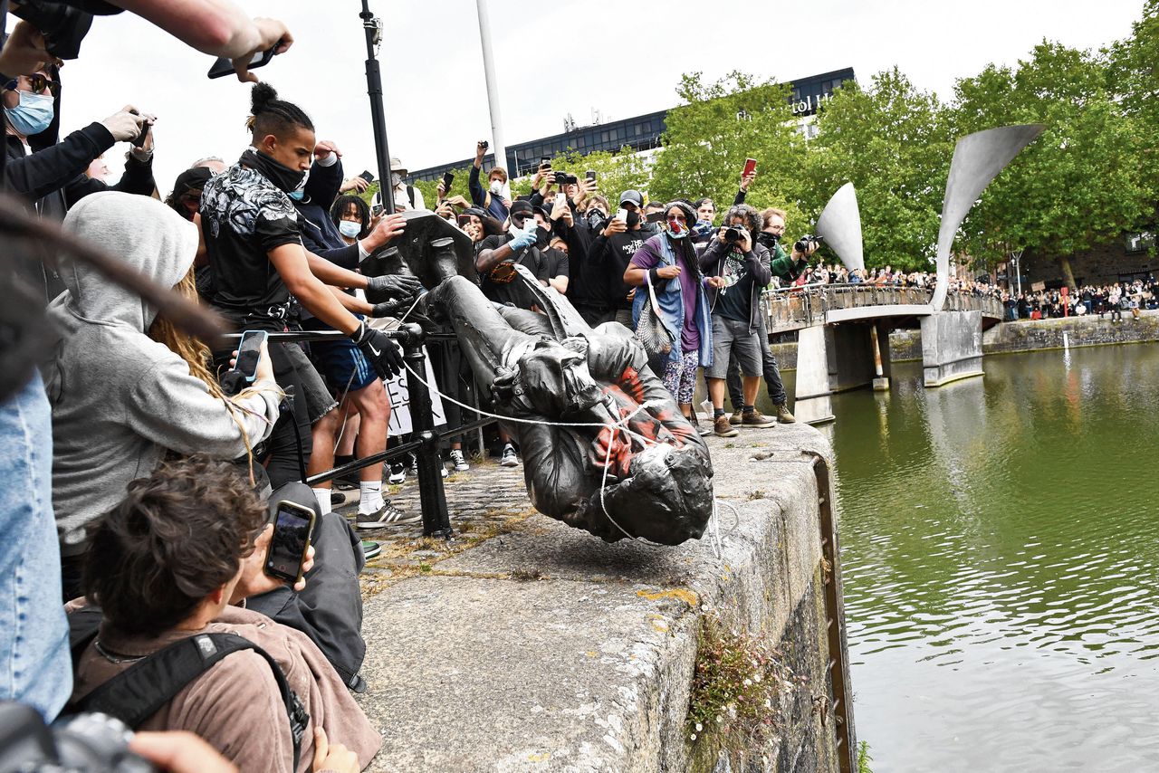 Foto Demonstranten in Bristol gooiden 8 juni 2020 het beeld van slavenhandelaar Edward Colston in de rivier de Avon.