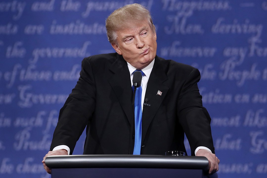 Foto Donald Trump tijdens een debat met Clinton