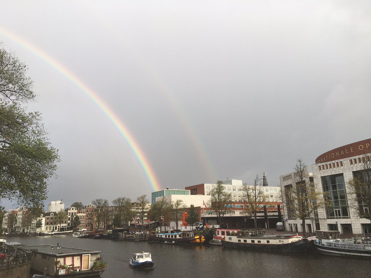 Dubbele regenboog boven de Stopera